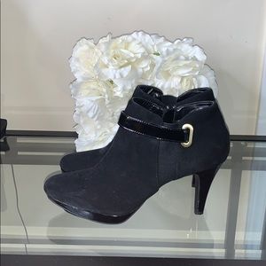Bandolino Genuine Suede Black Booties!